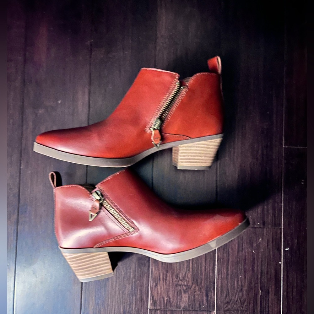 VIONIC CECILY ANKLE BOOT SZ 7 IN COGNAC LEATHER